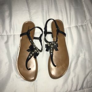Bow and pearl decorated sandals